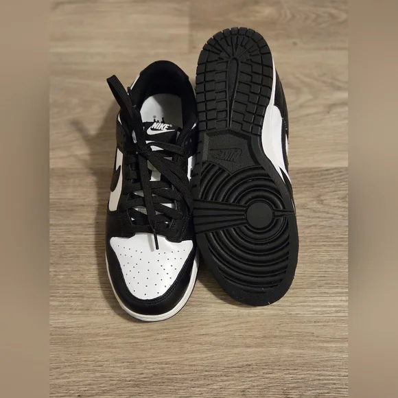 Nike Men’s Black/White Low-Top Sneakers - Picture 5 of 5